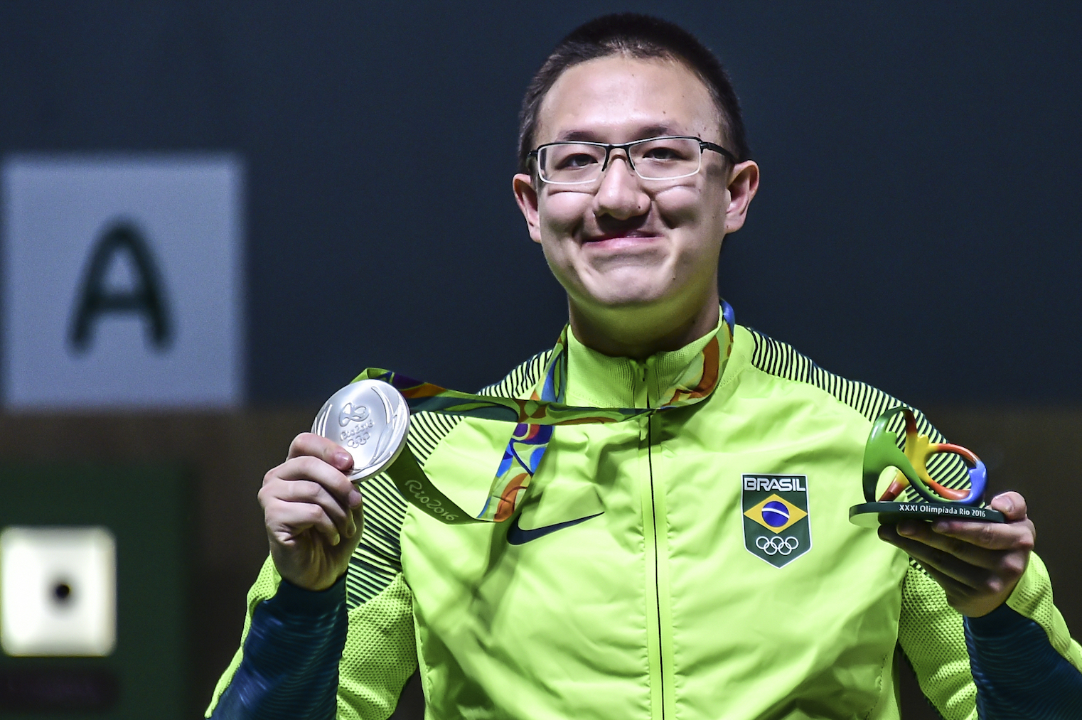 Felipe Wu posa com sua medalha de prata da Rio 2016