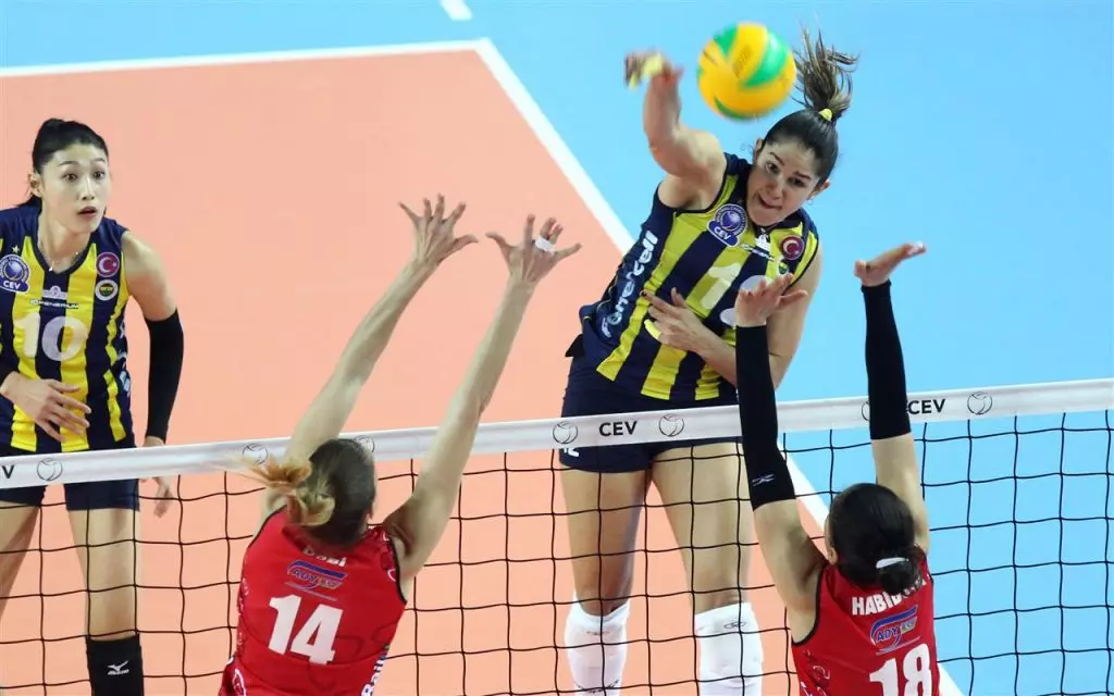 Natália faz 18 pontos e Fenerbahce vence Bursa no tie-break