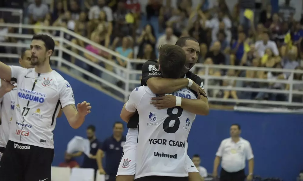 Fora de casa, Corinthians encara o lanterna Maringá.
