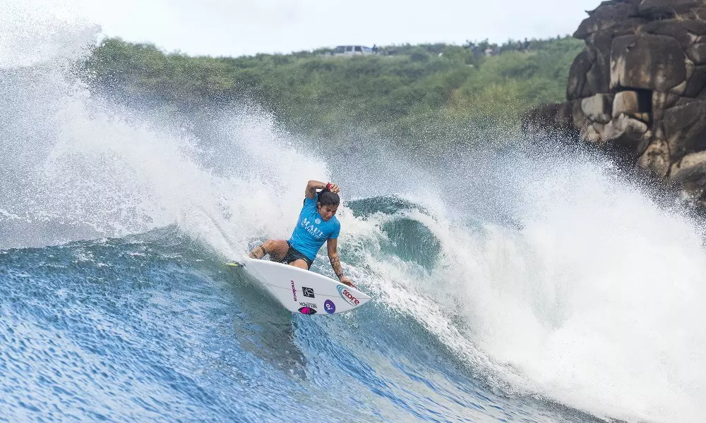 Silvana Lima estreia batendo Sally Fitzgibbons em Maui