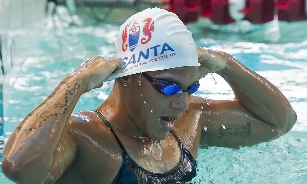 Ana Marcela chega ao Brasil e treina a partir desta terça-feira