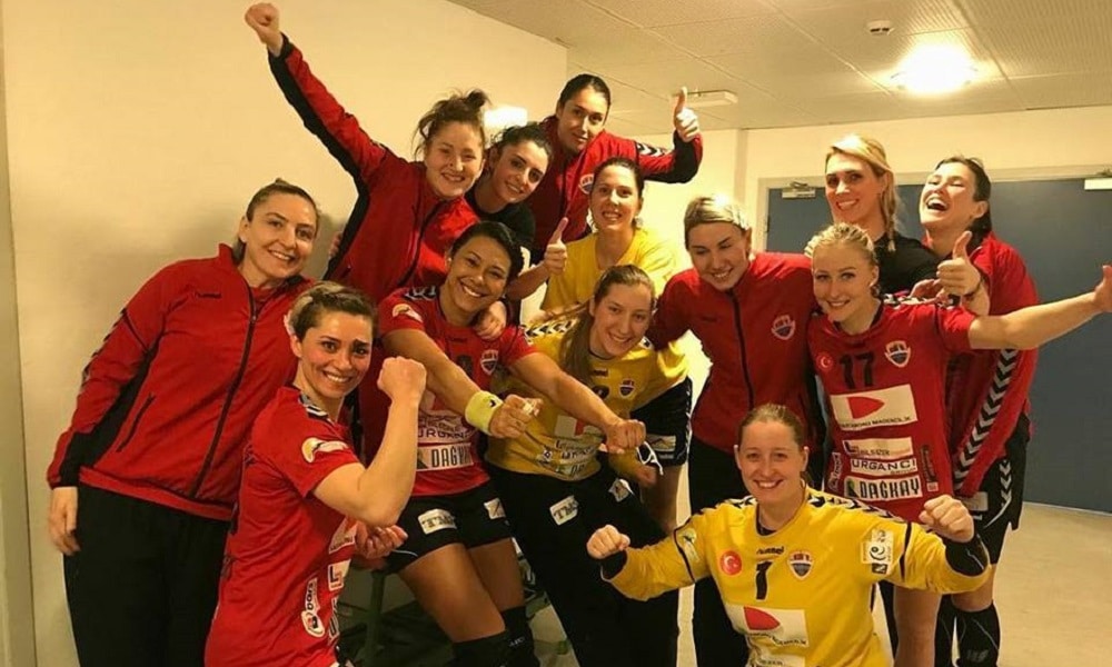 Time de Elaine Gomes estreia com vitória na EHF Cup