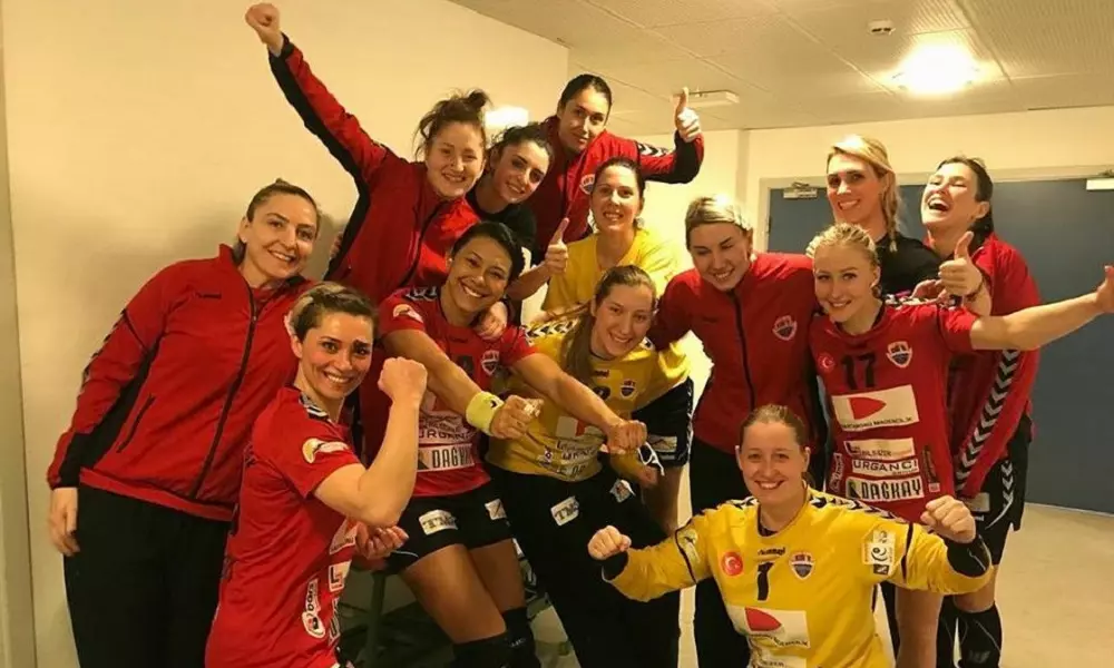 Time de Elaine Gomes estreia com vitória na EHF Cup