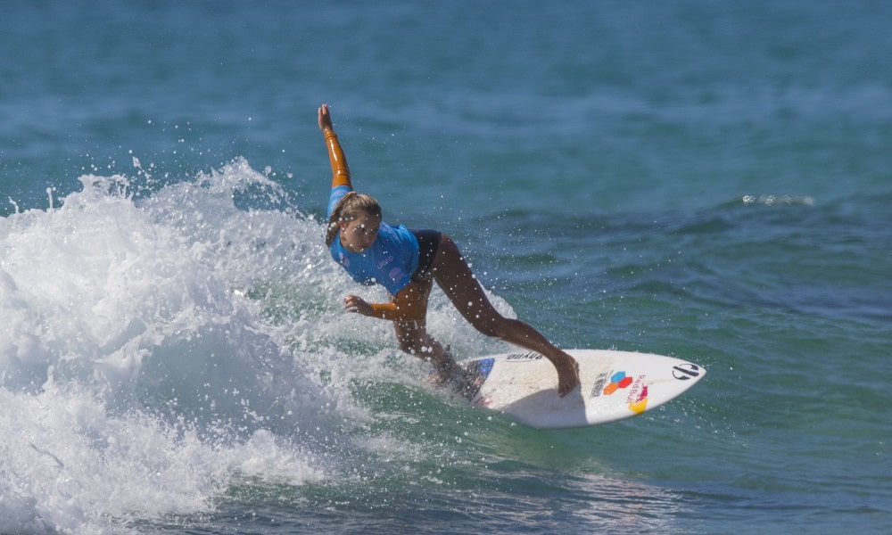 Tainá Hinckel avança no Mundial Pro Junior da WSL