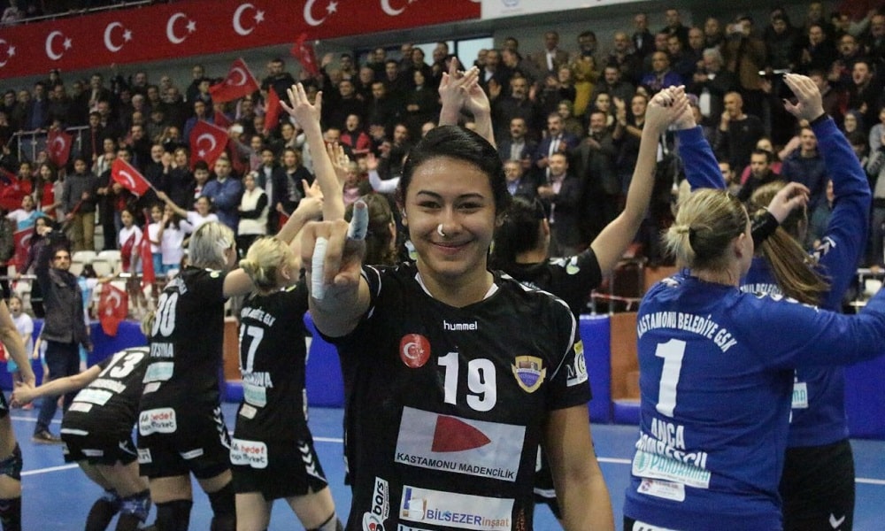 Time de Elaine Gomes se classifica na EHF Cup com melhor campanha