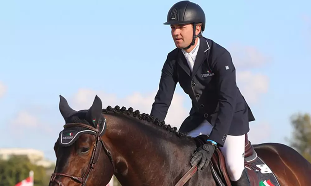 Cásio Rivetti em competição de hipismo saltos