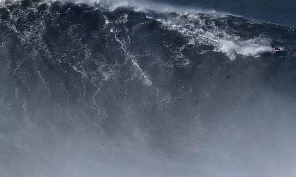 Brasileiro Rodrigo Koxa segue favorito ao WSL Big Wave Awards