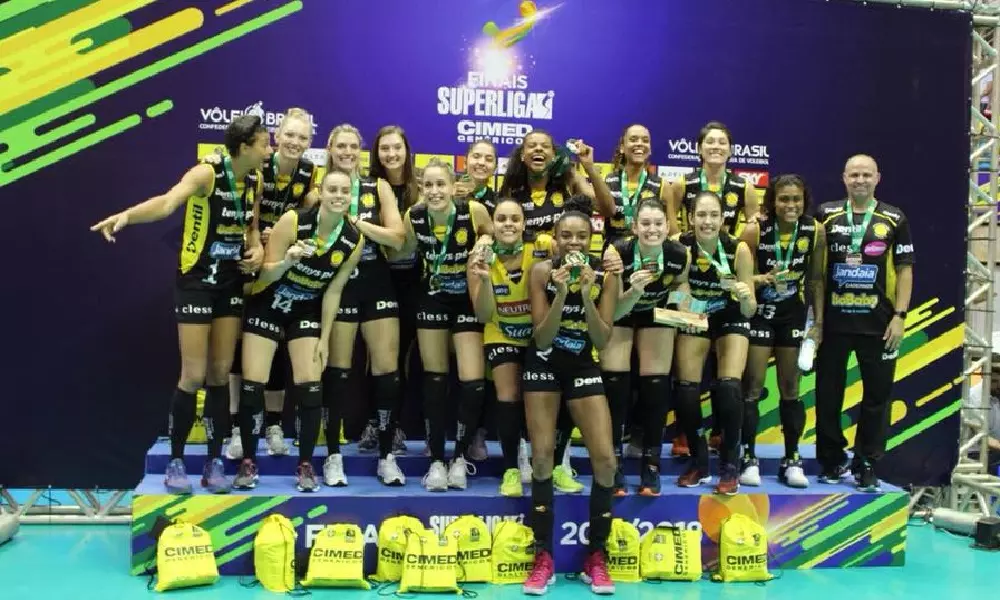 Jogadoras falam sobre título inédito do Praia Clube em casa