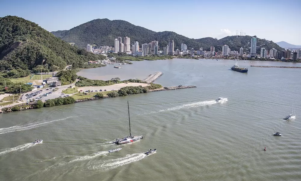 Barco SHK/Scallywag chega a Itajaí e agora corre contra o tempo