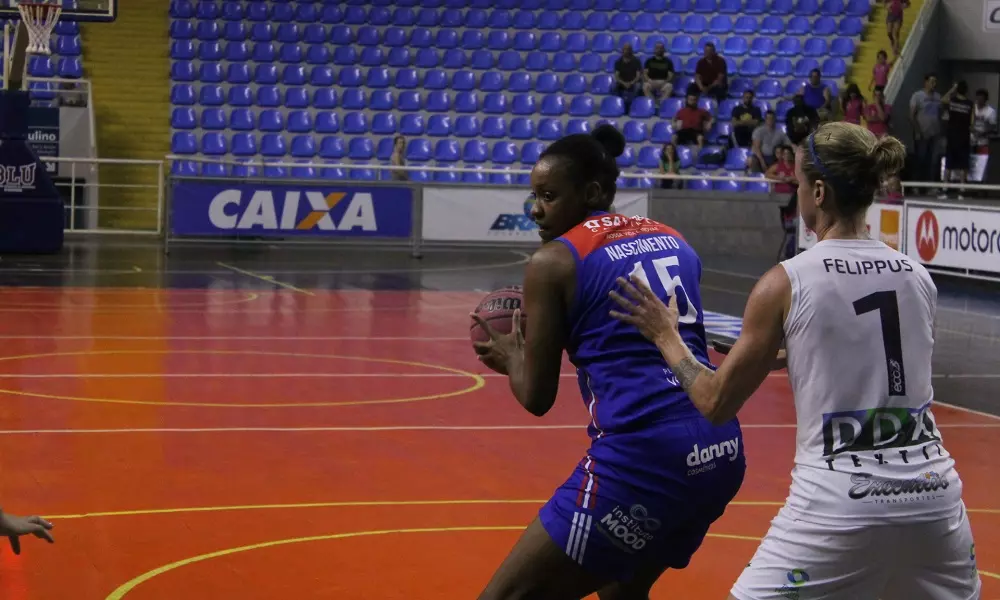 Campinas derrota Blumenau e fica a uma vitória da final