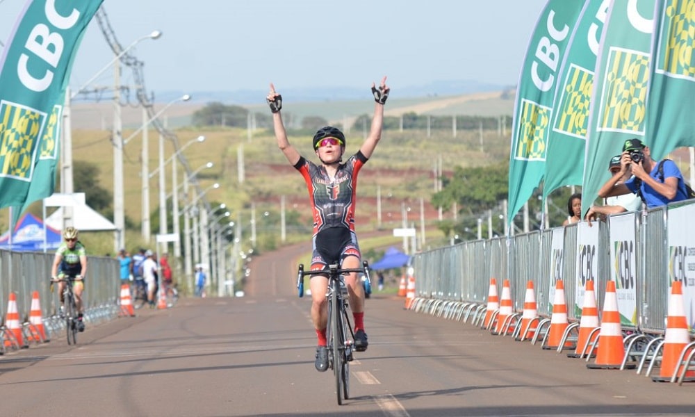 Flávia Oliveira domina prova e conquista título Brasileiro