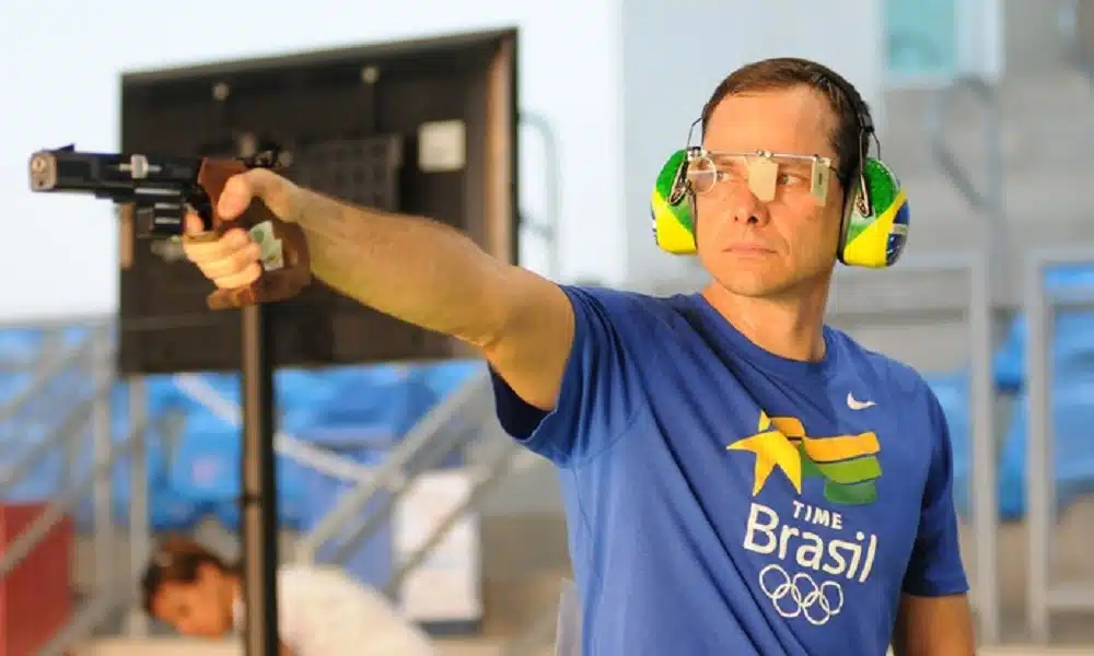 Emerson Duarte começa em vantagem na pistola de tiro rápido