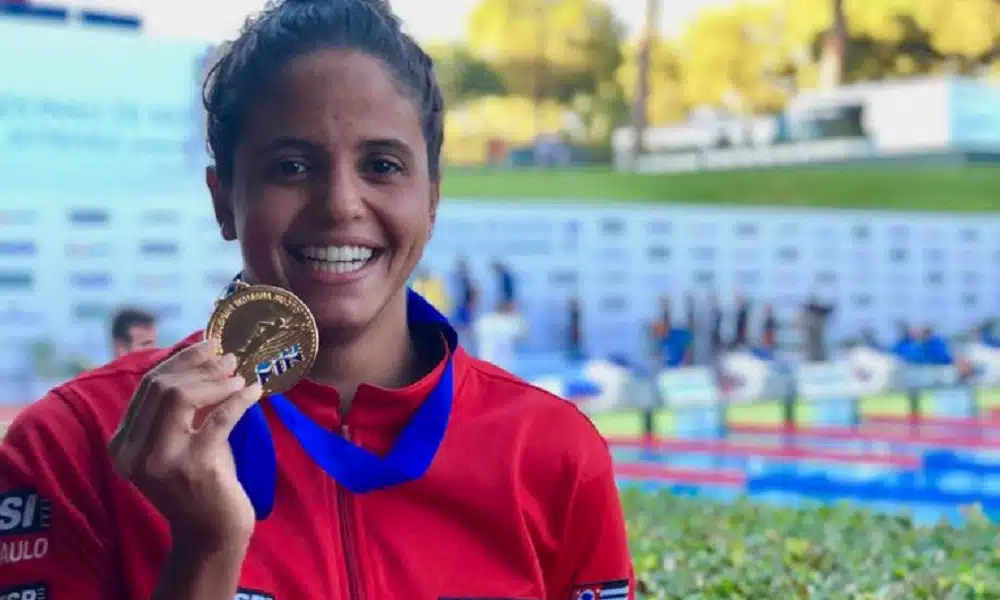 Etiene Medeiros conquista o ouro nos 50m costas em Settecolli