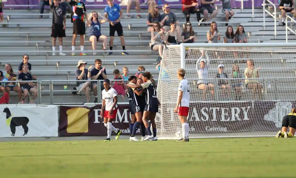 Debinha marca e North Carolina Courage vence mais uma na NWSL