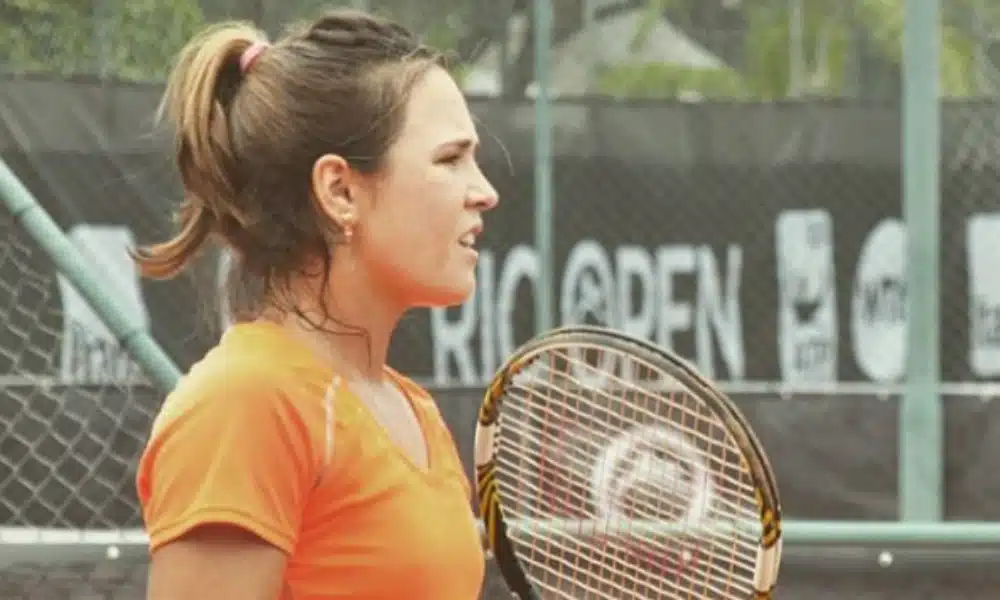 Gabriela Cé vence e vai às quartas de final na Itália