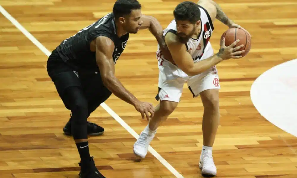 Flamengo vence Botafogo e sai na frente na decisão do Estadual