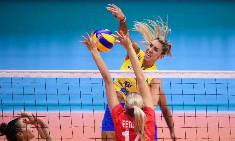 Thaisa ataca bola no meio de rede pela Seleção Brasileira Feminina de vôlei (Divulgação FIVB) VNL Liga das Nações Feminina de vôlei