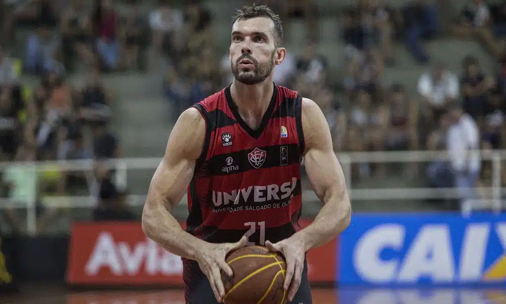 Botafogo anuncia pivô Murilo Becker e reforça o elenco