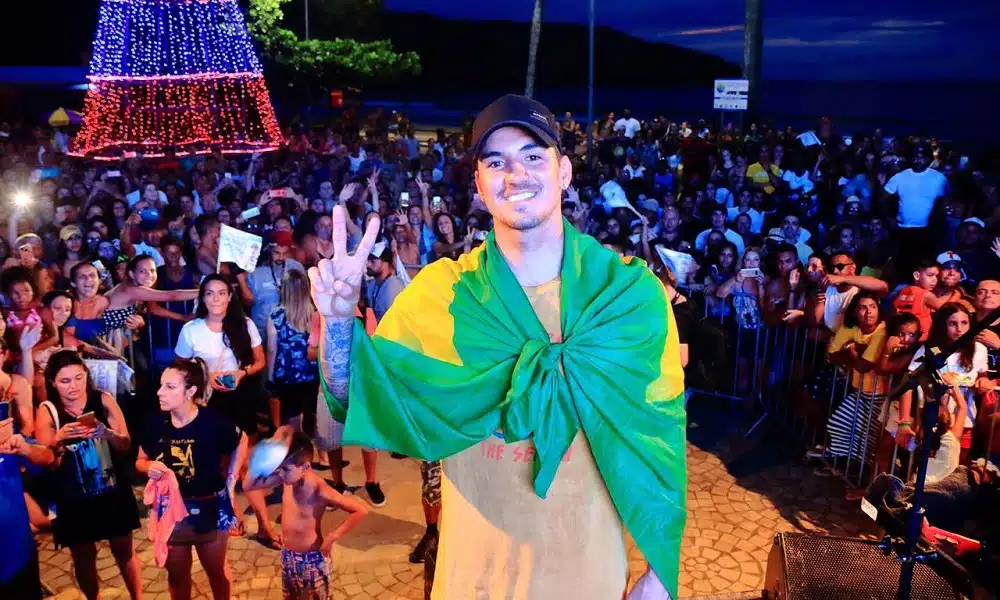 Gabriel Medina é recebido por multidão em Maresias