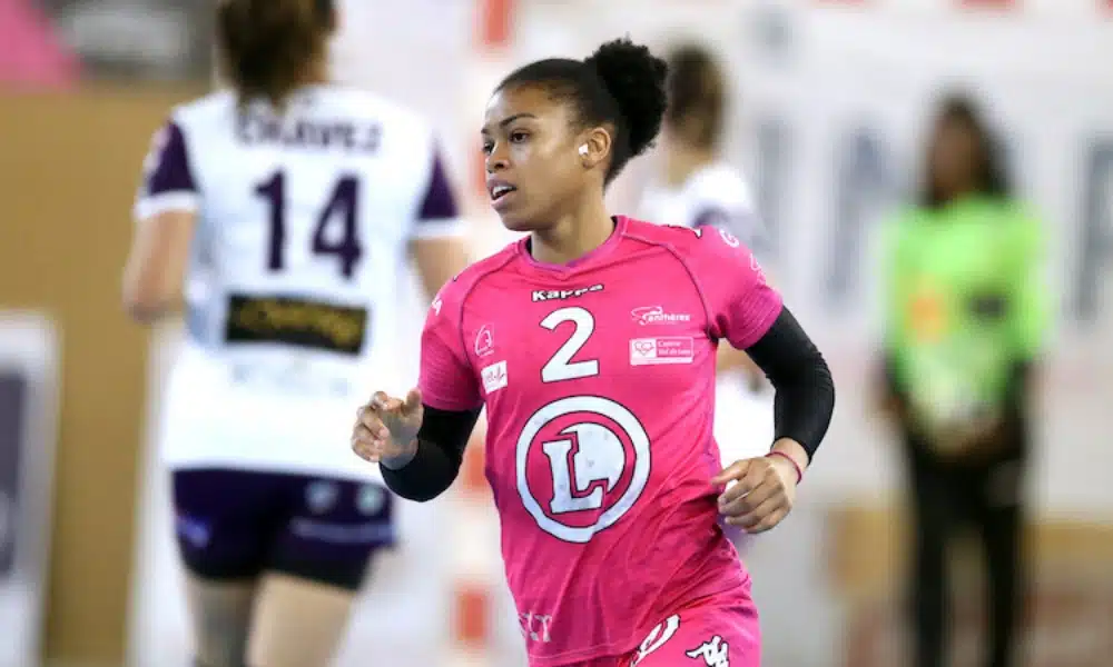 Bruna de Paula pelo Fleury Loiret no francês de handebol