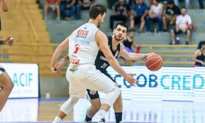 Luciano Parodi pelo Corinthians contra o Franca Basquete
