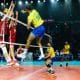 Lucarelli salta para atacar em jogo contra a Polônia