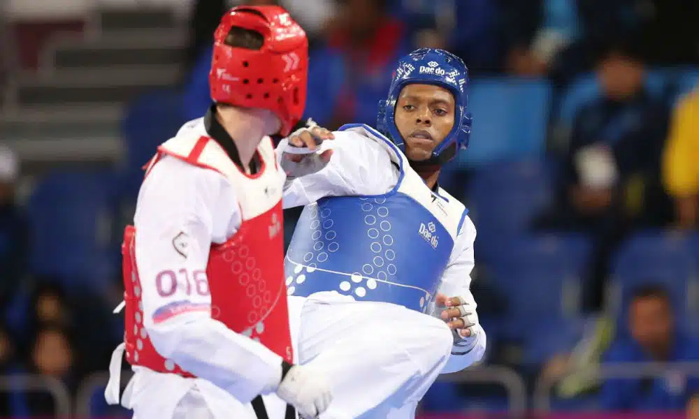 Maicon Siqueira em luta de taekwondo