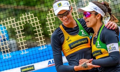 Fernanda Berti (esq) e Bárbara comemoram ponto no Mundial de vôlei de praia