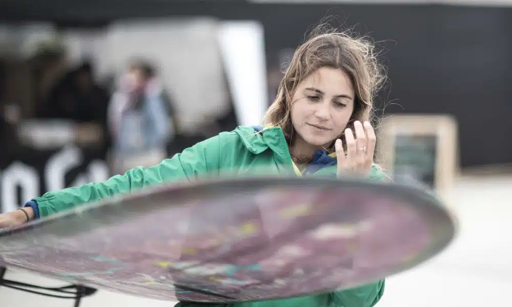 Chloé Calmon, do longboard no surfe