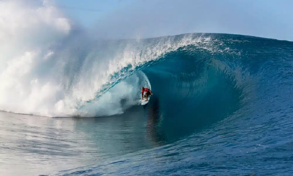 Kelly Slater em Teahupoo 2014, vice de Gabriel Medina
