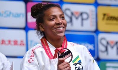 Rafaela Silva exibe a medalha de bronze conquistada no Mundial de judô em Tóquio (Crédito: Roberto Castro/ rededoesporte.gov.br)