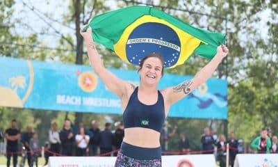 Camila Fama, do beach wrestling