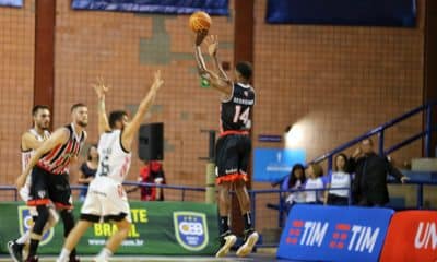São Paulo mata 23 bolas de três e derrota Flamengo pelo NBB