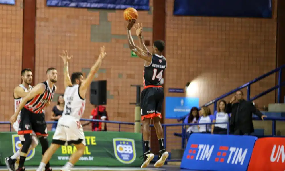 São Paulo mata 23 bolas de três e derrota Flamengo pelo NBB