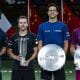 Bruno Soares e Marcelo Melo com os troféus do Masters de Xangai ATP e WTA