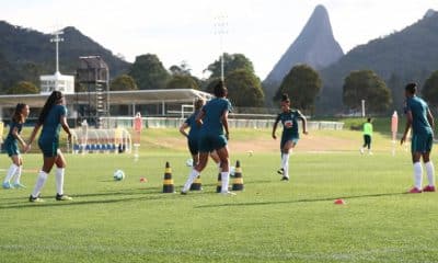 Seleção Sub-20 de futebol feminino treina na Granja Comary