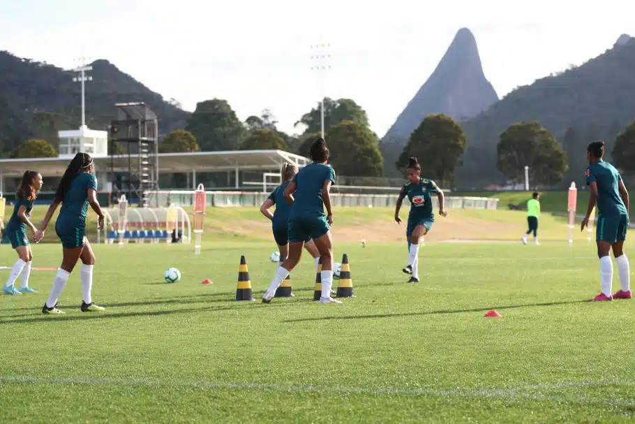 Seleção Sub-20 de futebol feminino treina na Granja Comary