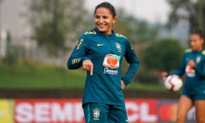Debinha exalta melhor temporada da carreira