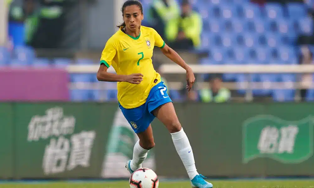 Andressa Alves, da seleção feminina de futebol, na China