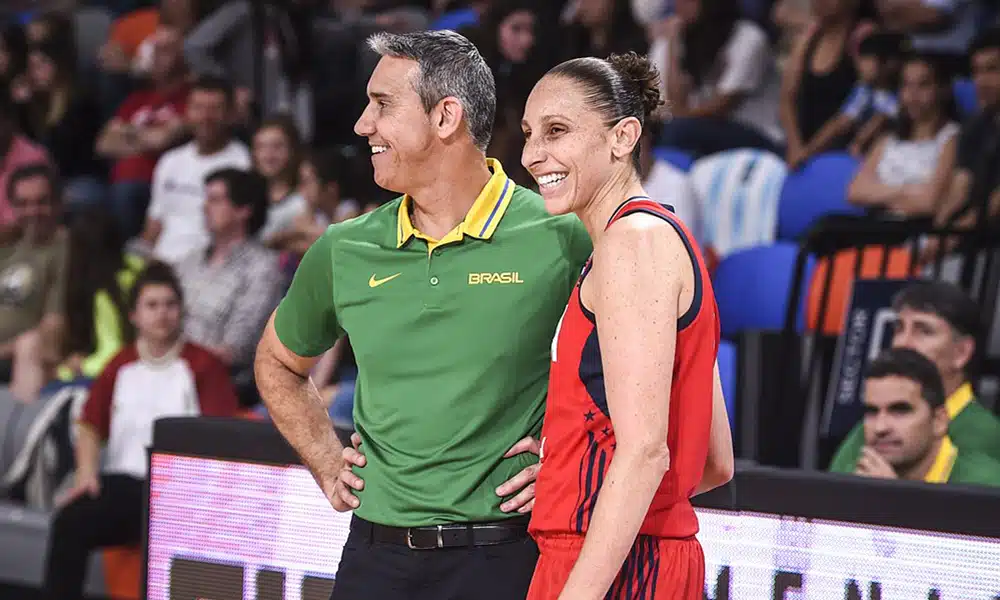 José Neto, técnico da seleção brasileira de basquete feminino, na partida contra os EUA pelo Pré-Olímpico das Américas