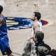 Raulzinho em quadra pelo 76ers na nba