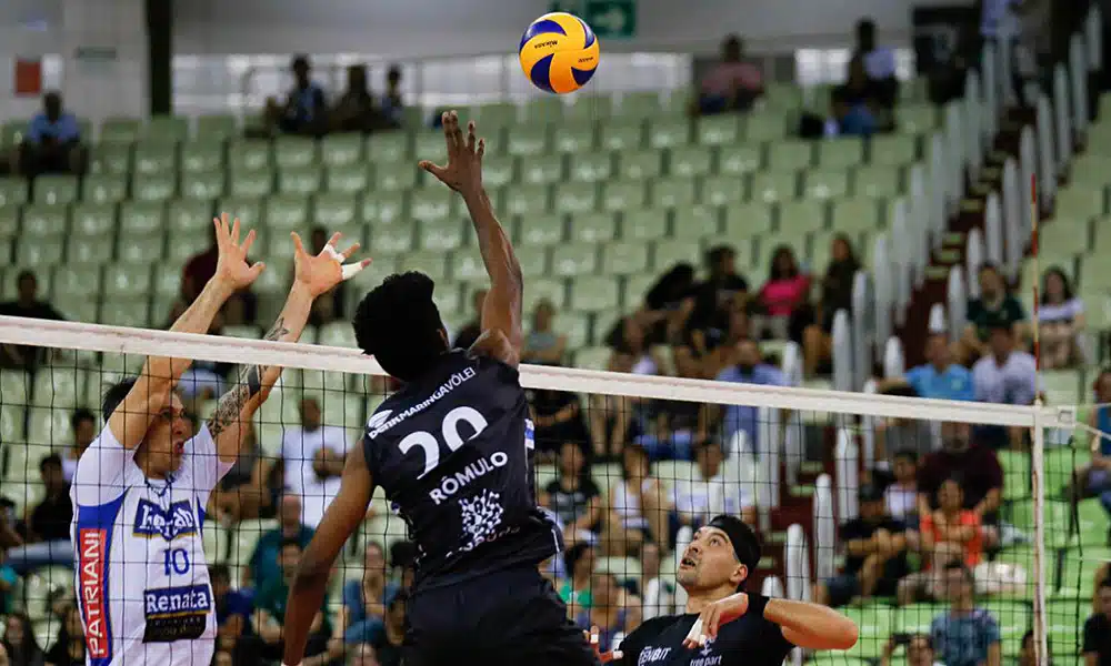 Romulo ataca em vitória do Maringá Vôlei sobre o Vôlei Renata pela Superliga Masculina de vôlei
