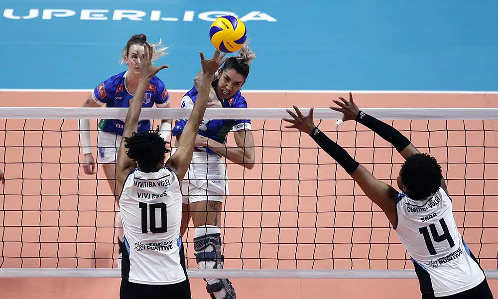 Na Superliga feminina, Thaísa, do Minas, ataca do Curitiba Vôlei