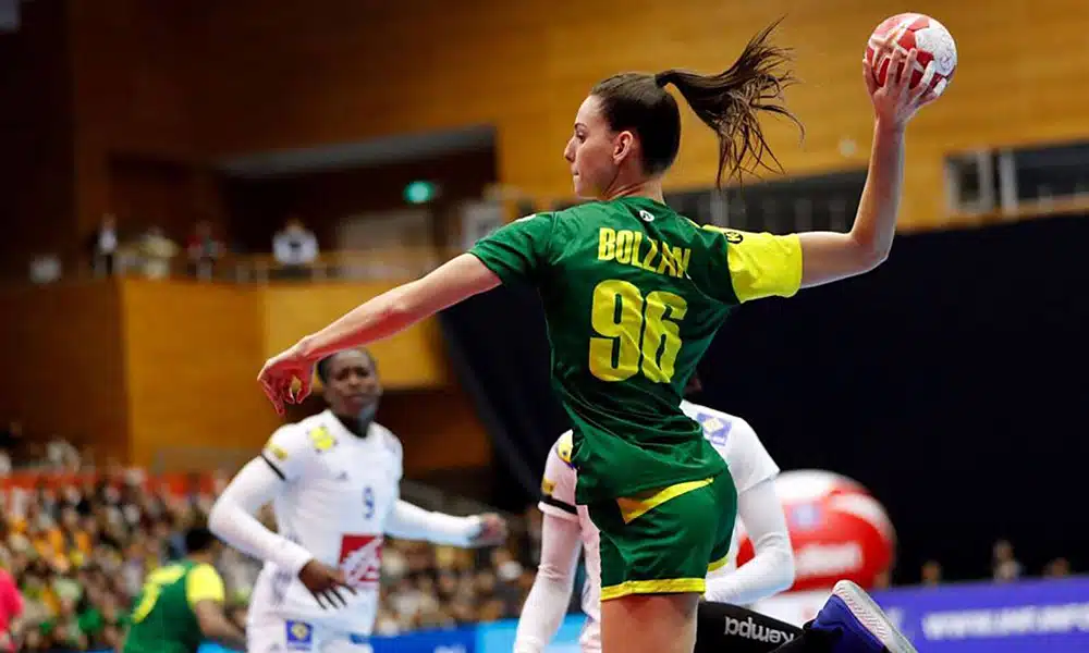 Ana Claudia Bolzan no jogo da seleção brasileira contra a França pelo Mundial de Handebol Feminino
