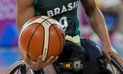 Brasileiro com bola no basquete em cadeira de rodas