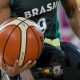 Brasileiro com bola no basquete em cadeira de rodas