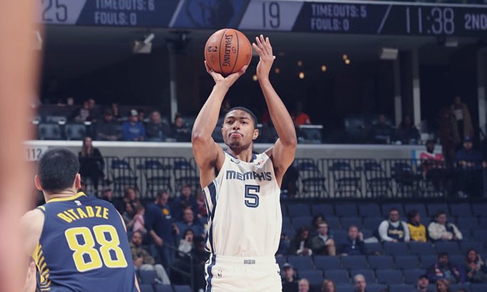Bruno Caboclo chuta para o Memphis Grizzlies na NBA