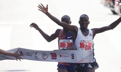 Kibiwott Kandie supera Jacob Kiplimo no fim da Corrida de São Silvestre masculina