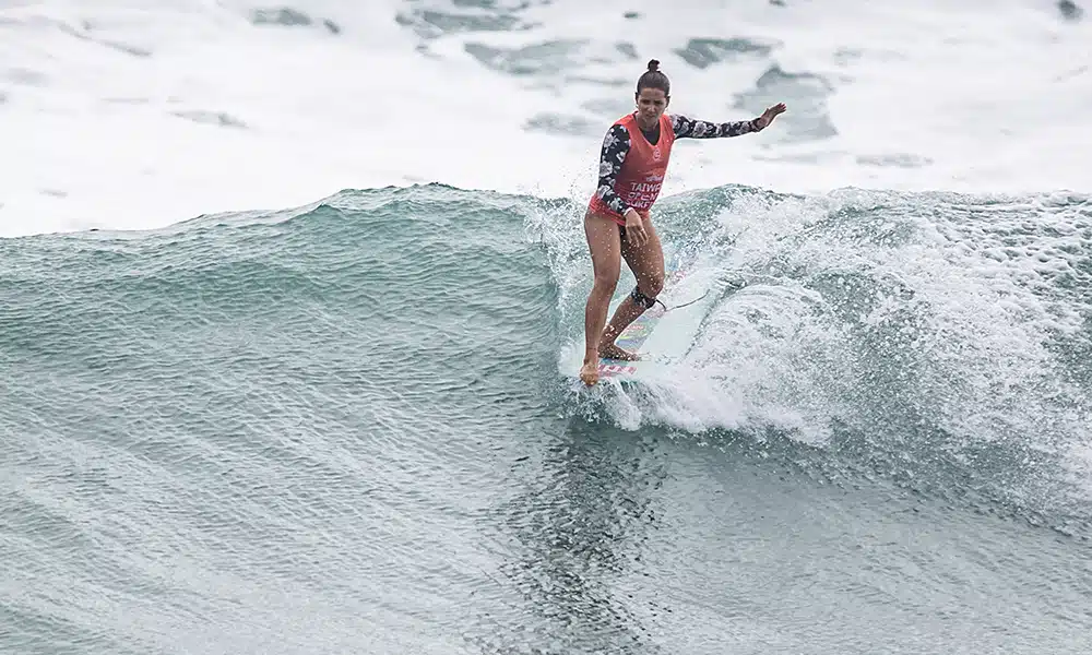 Chloé Calmon, no Taiwan Open, última etapa do Mundial de Longboard de surfe