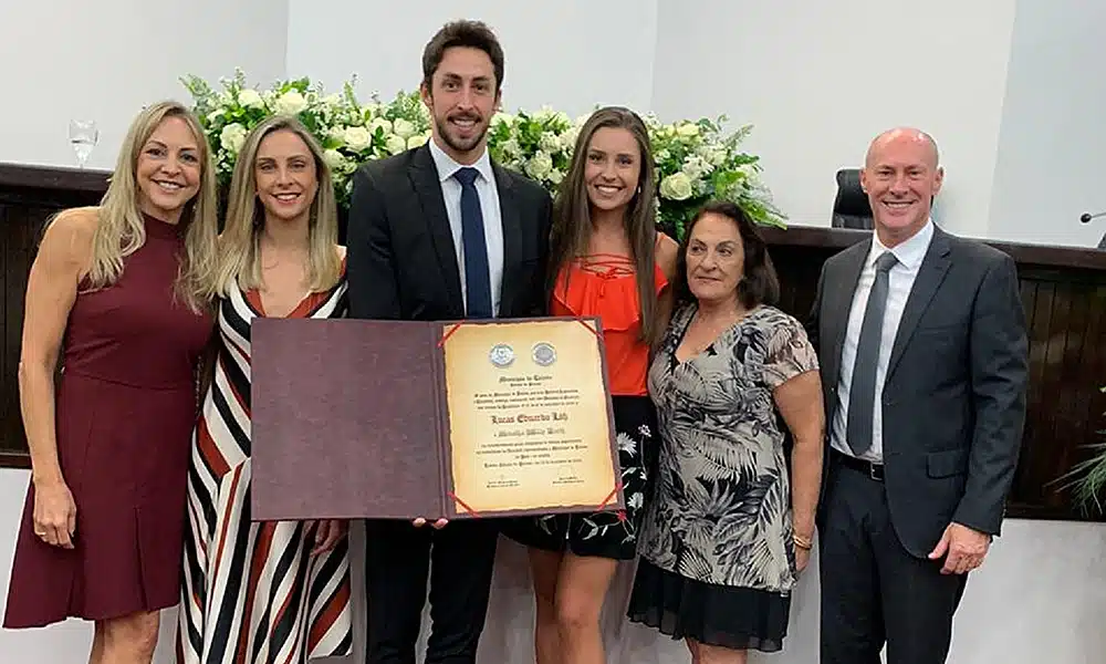Lucas Lóh recebe a condecoração Willy Barth da cidade de Toledo